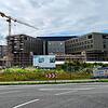 Der Bau des neuen Zentralklinikums Lörrach ist von weither sichtbar.. Die Aufnahme vom 8. Juli 2024 zeigt den Blick auf den Neubau aus ...