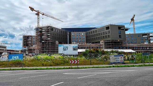 Der Bau des neuen Zentralklinikums Lörrach ist von weither sichtbar.. Die Aufnahme vom 8. Juli 2024 zeigt den Blick auf den Neubau aus ...