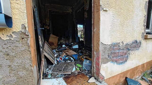 Blick ins Haus nach dem Brand. Zerstört, kaputt, nicht mehr brauchbar – alles ist verbrannt.