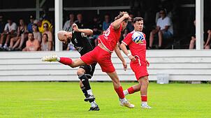 Der FC Öhningen-Gaienhofen (Daniel Simoes, links) musste beim SC Gottmadingen-Bietingen (Silas Tretthahn) eine empfindliche ...