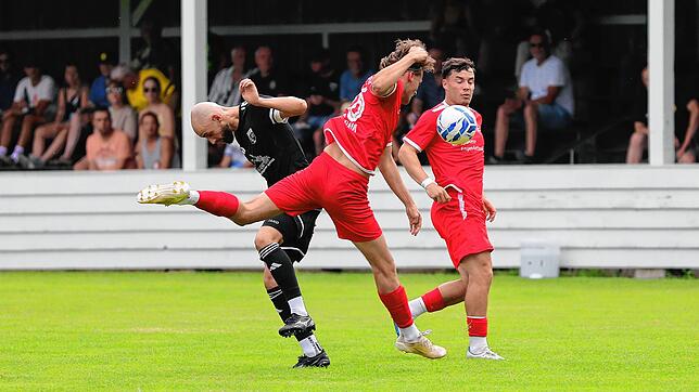 Der FC Öhningen-Gaienhofen (Daniel Simoes, links) musste beim SC Gottmadingen-Bietingen (Silas Tretthahn) eine empfindliche ...