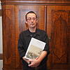 Patrick Nagy mit seinem druckfrischen Buch über die mehr als 2000 Jahre alten Siedlungen in Altenburg-Rheinau.