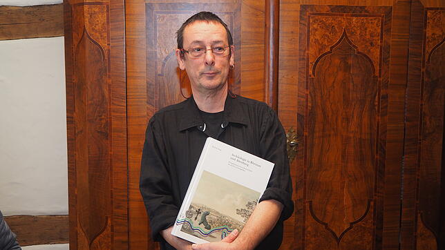 Patrick Nagy mit seinem druckfrischen Buch über die mehr als 2000 Jahre alten Siedlungen in Altenburg-Rheinau.