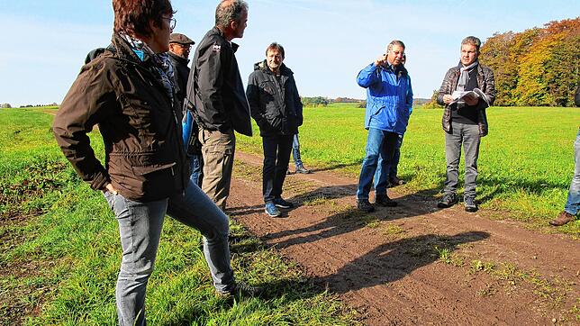 Die Gemeinderäte Andrea Schrieder und Johannes Herrmann (links) machten sich ein Bild von der möglichen Steinbruch-Erweiterung. Rechts: ...