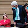 Ministerpräsident Winfried Kretschmann (Grüne) unterhält sich im Landtag mit seiner Konkurrentin und Kultusministerin Susanne Eisenmann ...