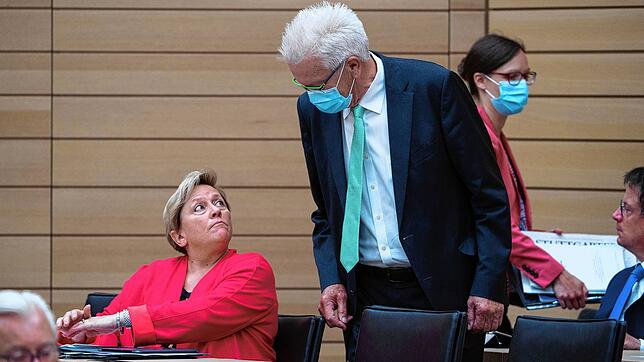 Ministerpräsident Winfried Kretschmann (Grüne) unterhält sich im Landtag mit seiner Konkurrentin und Kultusministerin Susanne Eisenmann ...
