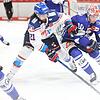Kehrt beim Heimspiel gegen Iserlohn wieder ins Schwenninger Team zurück: Verteidiger Maximilian Adam (rechts).