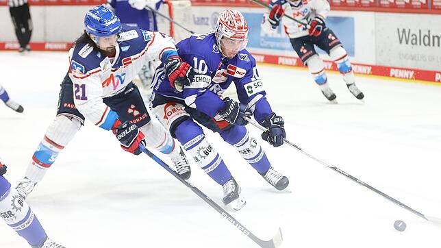 Kehrt beim Heimspiel gegen Iserlohn wieder ins Schwenninger Team zurück: Verteidiger Maximilian Adam (rechts).