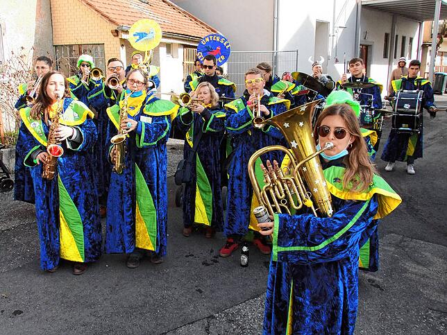 Die Seegeister vom Untersee sorgen mit heißen Rhythmen für närrische Unterhaltung.