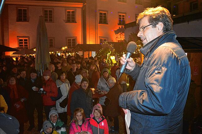 Das ist eine gefühlte Ewigkeit her. Bürgermeister Georg Riedmann eröffnet im Dezember 2019 im Schlosshof den Markdorfer Weihnachtsmarkt ...