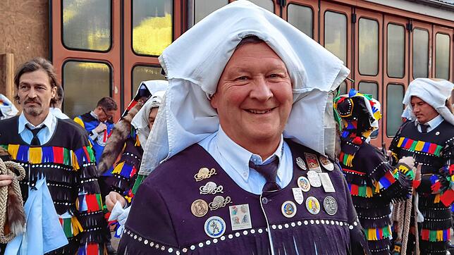 Der ehemalige Hänselevater Harald Kirchmaier bei der Bändelausgabe am Feuerwehrhaus, kurz vor dem diesjährigen Hänselejuck.
