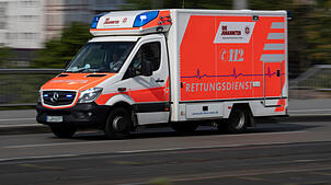Ein bislang Unbekannter hat nach Polizeiangaben am Freitag ein Mädchen angefahren und ist dann geflüchtet. Die Polizei sucht den Fahrer ...