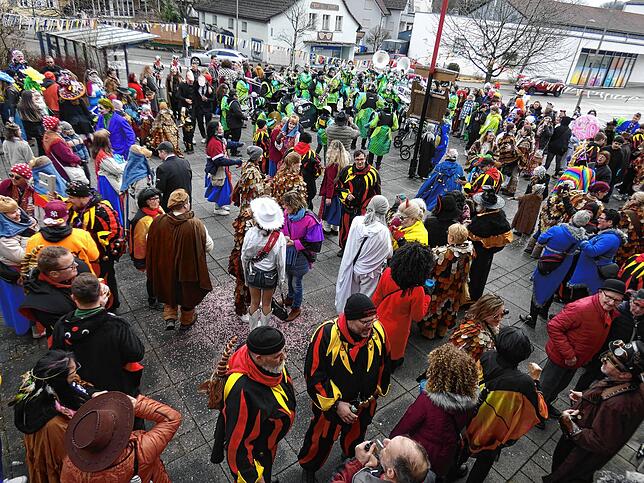 Der Rathausplatz ist voll mit Guggenmusik und Narren, die das Gabelstellen und die Entmachtung des Bürgermeisters verfolgen.