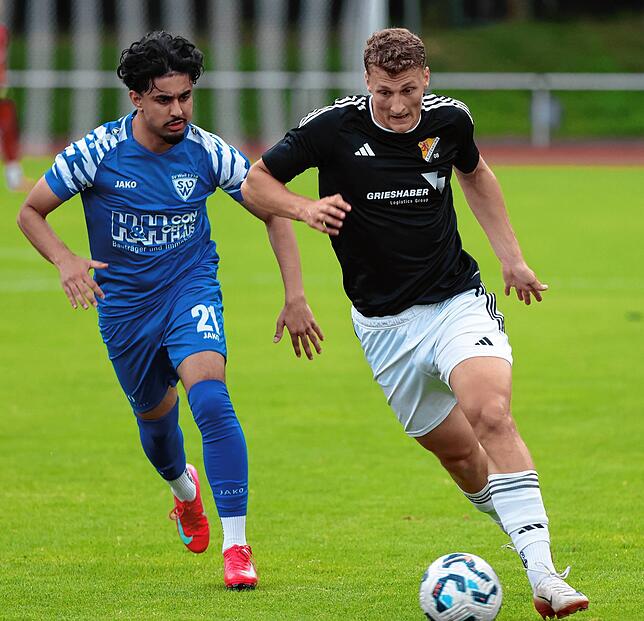 Perfekter Joker: Pranav Thakur (links, gegen den Laufenburger Nico Klein) traf beim 3:1-Sieg des SV Weil gegen den FSV RW Stegen nur ...