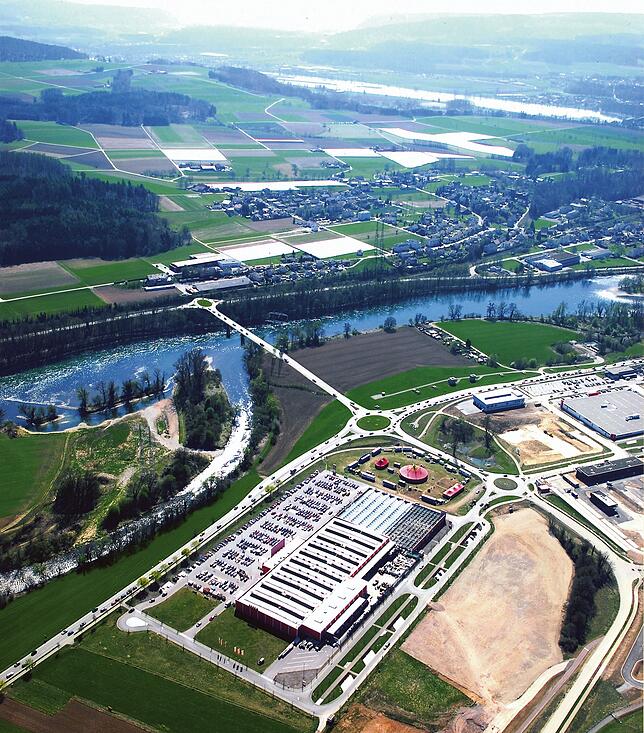 Als Standort für die neue Waldshuter Rheinbrücke ist, wie auf dieser Fotomontage dargestellt, der Bereich beim Kreisverkehr am ...