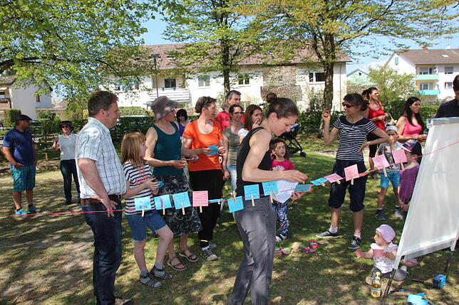 Ideen gibt es viele für die Umgestaltung des Spielplatzes am Thurgauer Platz: Ines Hummel (vorn Mitte) vom Büro "PlanBe" sammelt bei der ...