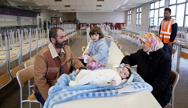 Eine Asylbewerber-Familie aus Syrien im Speisesaal der Erstaufnahmestelle in Meßstetten 2016.