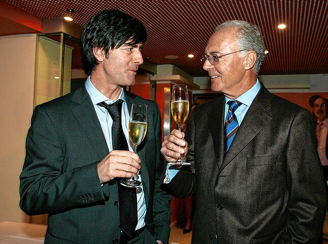 Franz Beckenbauer gratuliert Joachim Löw zu seiner Vertragsverlängerung als Bundestrainer der deutschen Fußball-Nationalmannschaft am ...