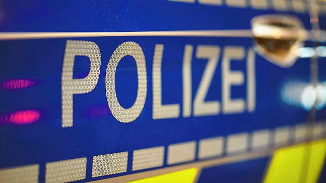 Bild : Mann schlägt plötzlich mit der Faust zu: 26-Jähriger landet im Krankenhaus