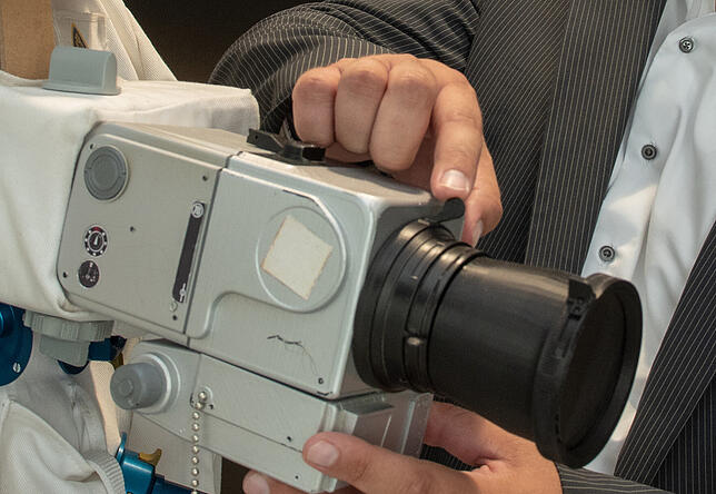 An den Objektiven befanden sich extra große Verstellhebel, damit man sie mit den dicken Astronauten-Handschuhen bedienen konnte.
