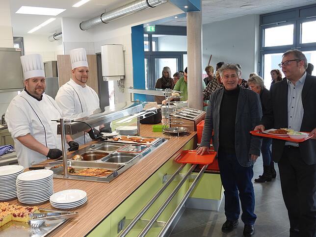 Freude: Gemeinsam mit Bürgermeister Alexander Guhl und vielen Gemeinderäten feierte Michael Maier (2.v.r.) im April die Einweihung des ...