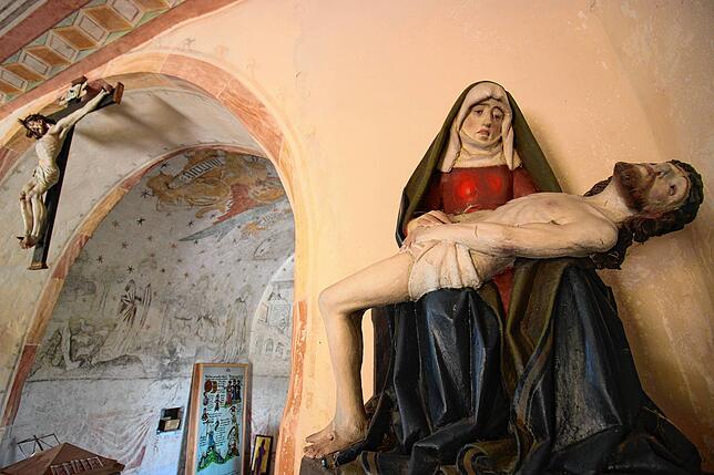 Pieta und Kreuz in der Ramsbergkapelle.