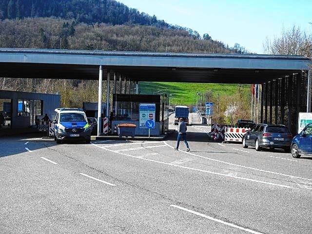 Der Grenzübergang Laufenburg Ost, der für Berufspendler geöffnet ist. Hier werden keine Lastwagen abgefertigt.