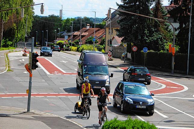 Chaos am Bahnübergang: Autofahrer überholen Radler und befahren die Linksabbiegespur der Bernhardstraße.