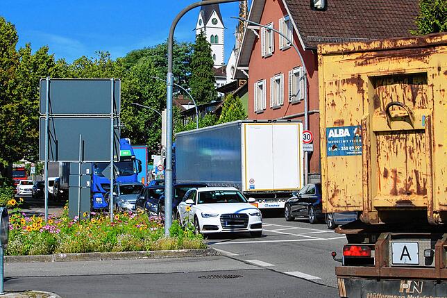 Die B-33-Ortsdurchfahrt von Markdorf, hier die Einmündung Zeppelinstraße/Ravensburger Straße ist stark vom Verkehr belastet. Die ...