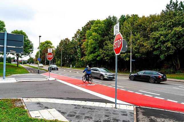 Stückwerk statt abgeschlossenes Citykonzept: Der neue Radweg an der Auffahrt zur B33 beim Landratsamt Villingen. Bild: Hans Jürgen Götz ...