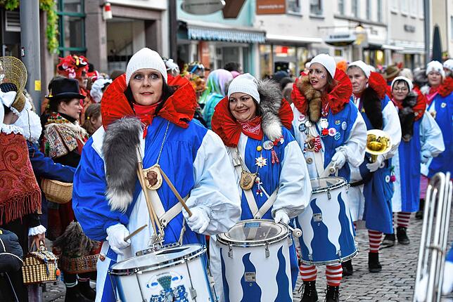 Bild 2: Fasnetmontag in Villingen: Bilder vom blau-weißen  Glonkiumzug