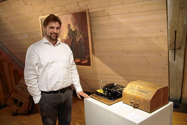 Museumsleiter Julian Windmöller zeigt sein Lieblingsstück aus dem Kapitel „Handel, Handwerk und Gewerbe“: Eine ...