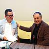 Hans-Peter Storz bedankt sich bei dem Historiker Axel Huber für dessen Vortrag im Ratssaal in Singen zum bewegenden Schicksal der ...