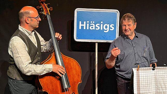 Peter Gisler begleitete musikalisch die Lesung von Hanspeter Müller-Drossaart.  Foto: Charlotte Frös.