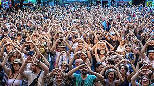 Hoch die Hände: Beste Stimmung im Herzen der Stadt. Fünf Tage lang war der Marktplatz in Schopfheim ein wahres Tollhaus. Den ...