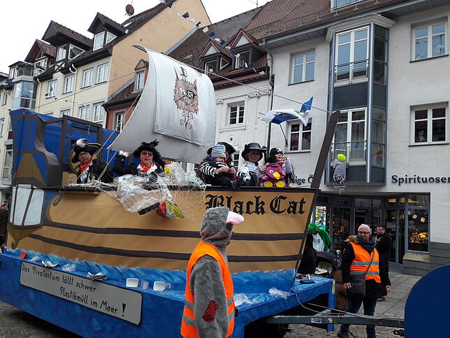 Da segeln sie unter vollem Wind.