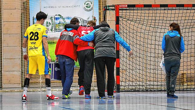 Moritz Ebert wird nach seiner Verletzung im Spiel gegen Hamburg vom Feld geführt.