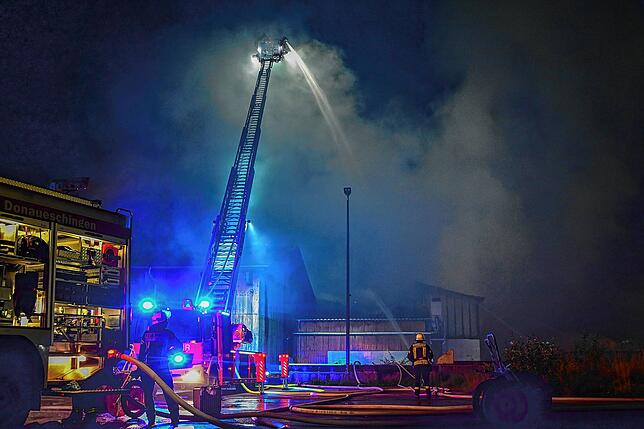 Bild 25: Brandnacht in Wolterdingen: Die Bilder vom Feuerwehreinsatz und dem Vormittag danach