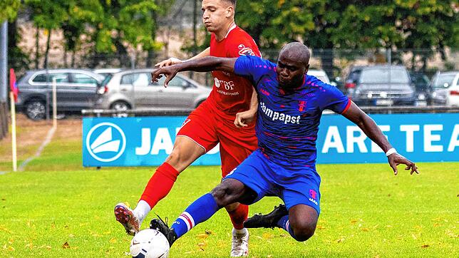 Albert Malaj (Links) im Duell mit Boris Nzuzi vom FSV Hollenbach bei der 0:4-Niederlage am fünften Spieltag. Gegen Offenburg kehren ...