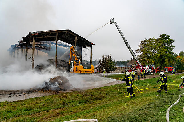Löscharbeiten am Eschbachhof Trossingen: Hier tötete ein Brand mehr als 100 Rinder.