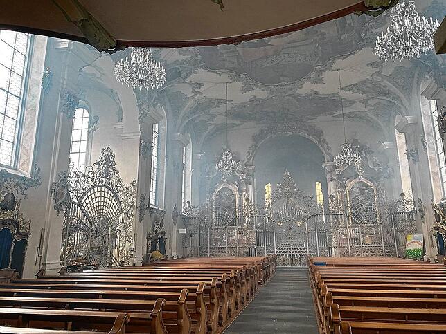 Das verrauchte Kirchenschiff am Tag nach dem Feuer.