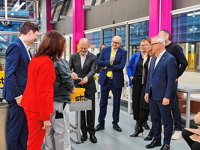 Kanzler Olaf Scholz in der Produktionshalle von Dämm Weltmarktführer Sto.
