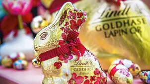 Ein Lindt Goldhase steht am Rande der Präsentation der Jahreszahlen des Schweizer Schokoladenherstellers Lindt & Sprüngli auf einem Tisch.