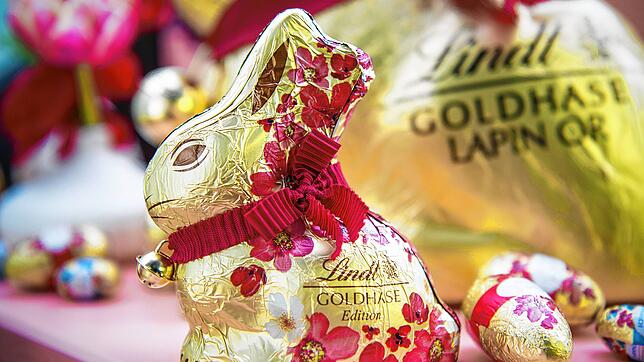 Ein Lindt Goldhase steht am Rande der Präsentation der Jahreszahlen des Schweizer Schokoladenherstellers Lindt & Sprüngli auf einem Tisch.