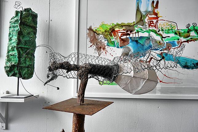 Mit Drahl, Papier und Holz kreiert Annemarie Rudolph kunstvolle Insekten.