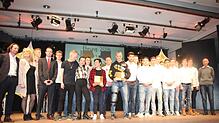 Zum Abschluss der Sportlerehrungen versammelten sich die Sportlerinnen und Sportler des Jahres mit OB Sabine Becker (Zweite von links) ...