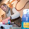Gero Hellmuth ist eigentlich ein Maler, der zurückhaltende Farben liebt. Beim Poppele muss er jedoch kräftig auftragen. Bild: Sabine Tesche