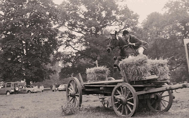 Das Jagdspringen – hier im Jahre 1974 und 1975 – kehrt zurück: Nun geht es beim Reitturnier auch über Baumstämme, Gräben und Wälle ...