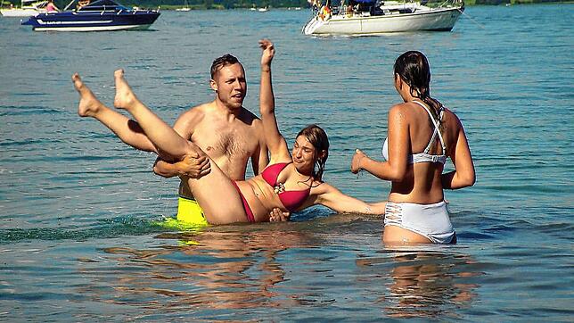Paddy schnappte sich im Wasser Julia, während Sofia frustriert zusehen musste.