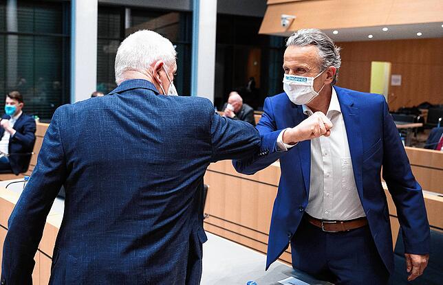 Fritz Kuhn (links), scheidender Oberbürgermeister von Stuttgart, begrüßt im Rathaus Wahlgewinner Frank Nopper (CDU).